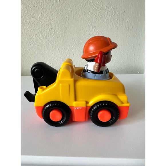 Fisher-Price Little People Tow Truck with Figure 2001 - Picture 3 of 8